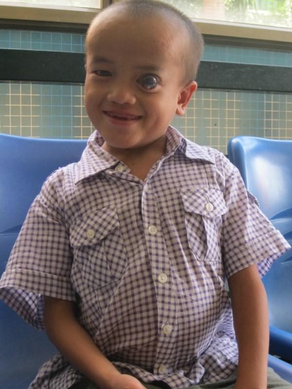 Những ngày qua, với sự hỗ trợ của cô giáo Lường Thị Phong và Báo Giáo dục Việt Nam, Giàng A Trống Khua đã được nhập viện để tiến hành phẫu thuật. Với sự chăm sóc của những tấm lòng hảo tâm ở Hà Nội, Giàng A Trống Khua gần như đã "lột xác" thành một cậu bé vui vẻ, yêu đời